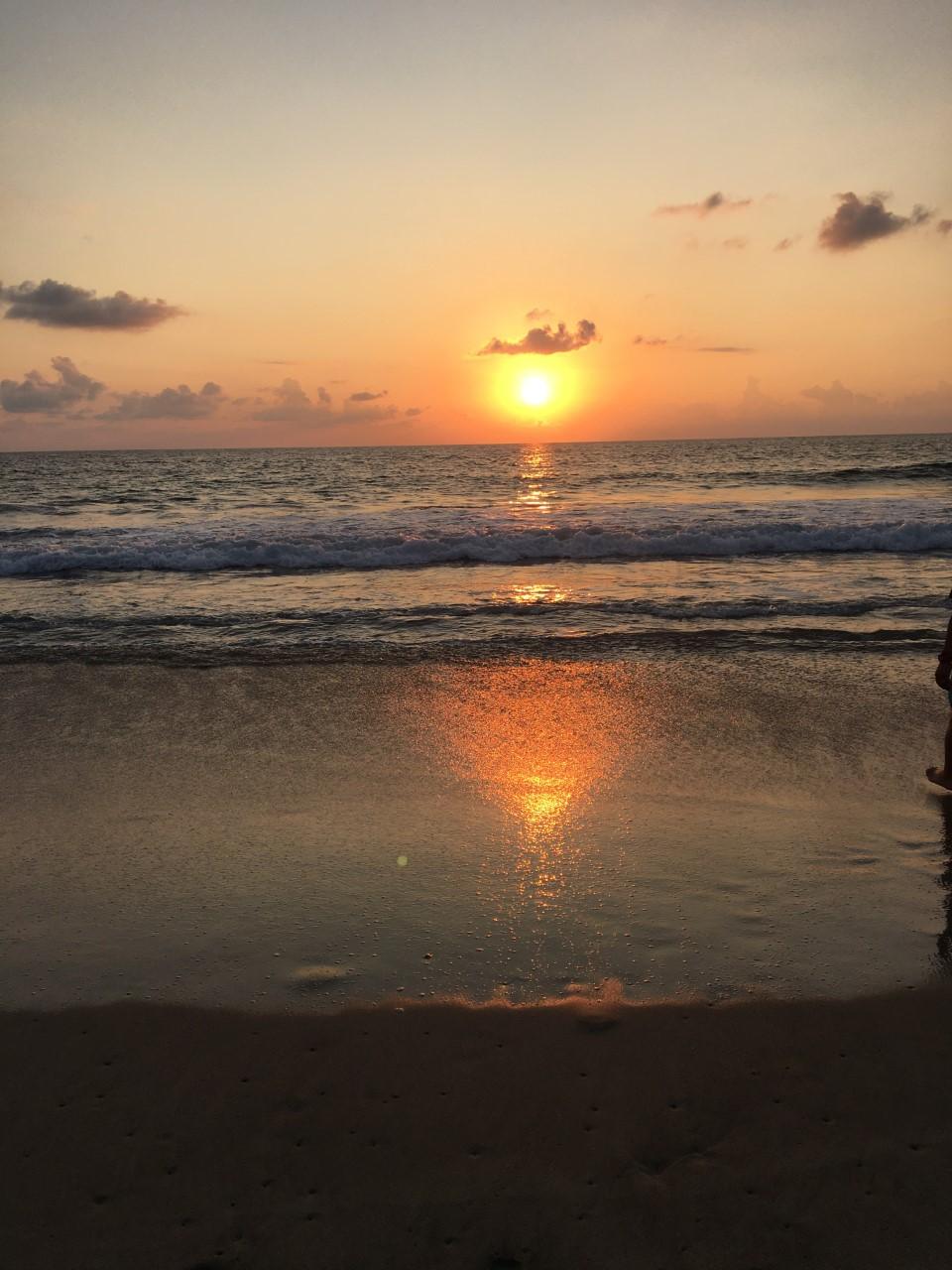 Atardecer dorado sobre el mar en Puerto Escondido