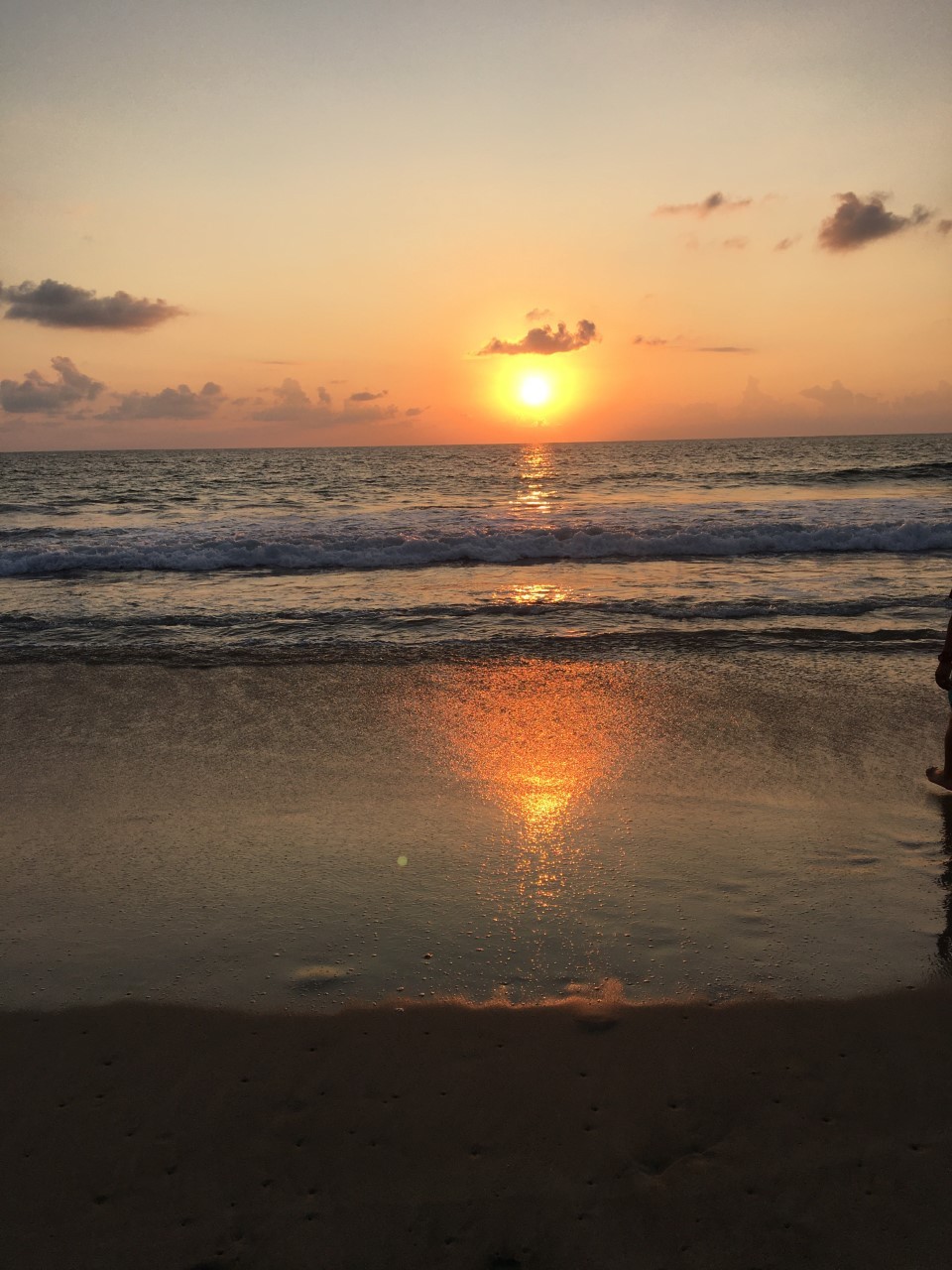 Atardecer dorado sobre la playa de Zicatela en Puerto Escondido