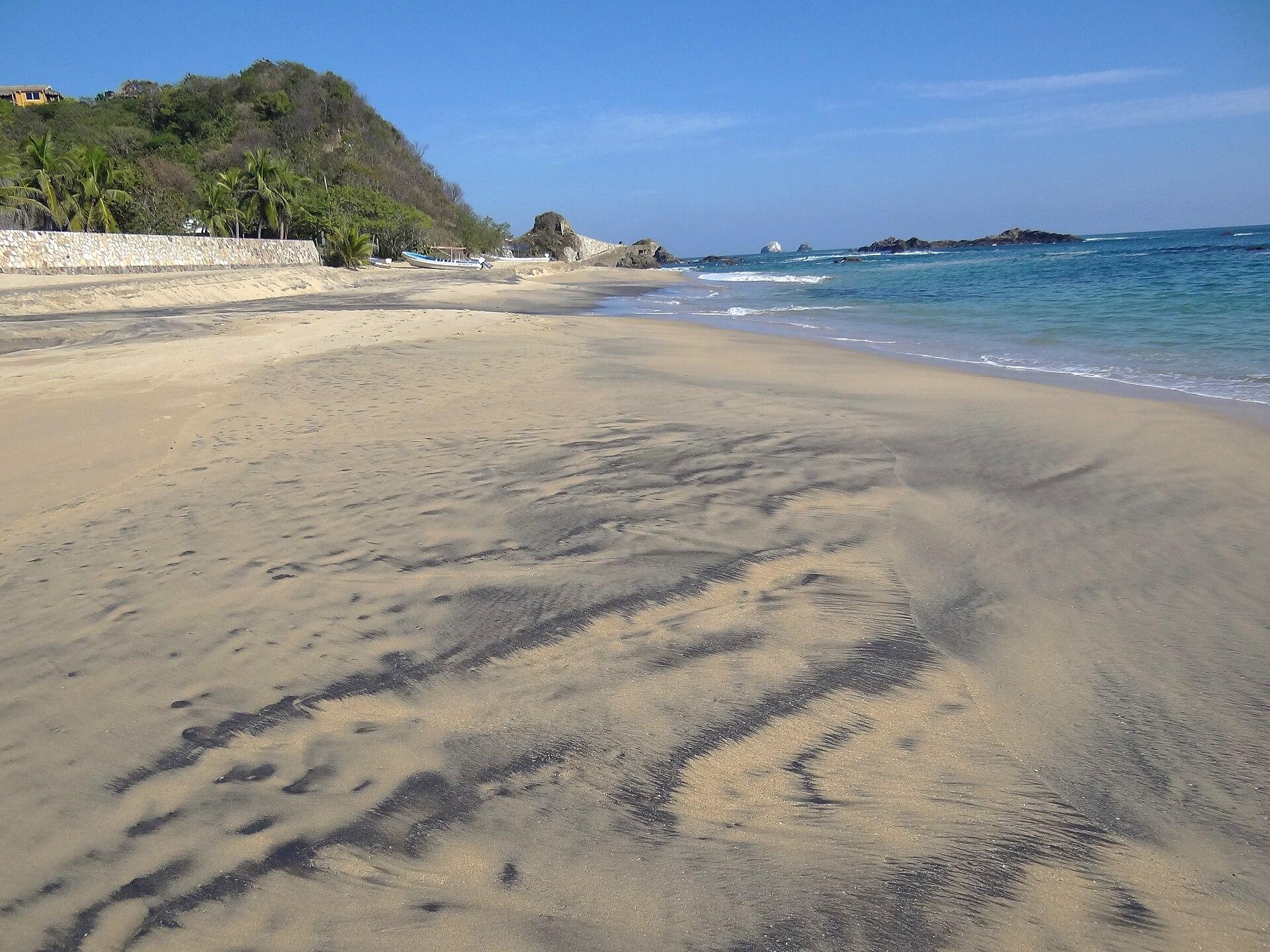 Playa amplia de Mazunte con arena dorada y mar azul