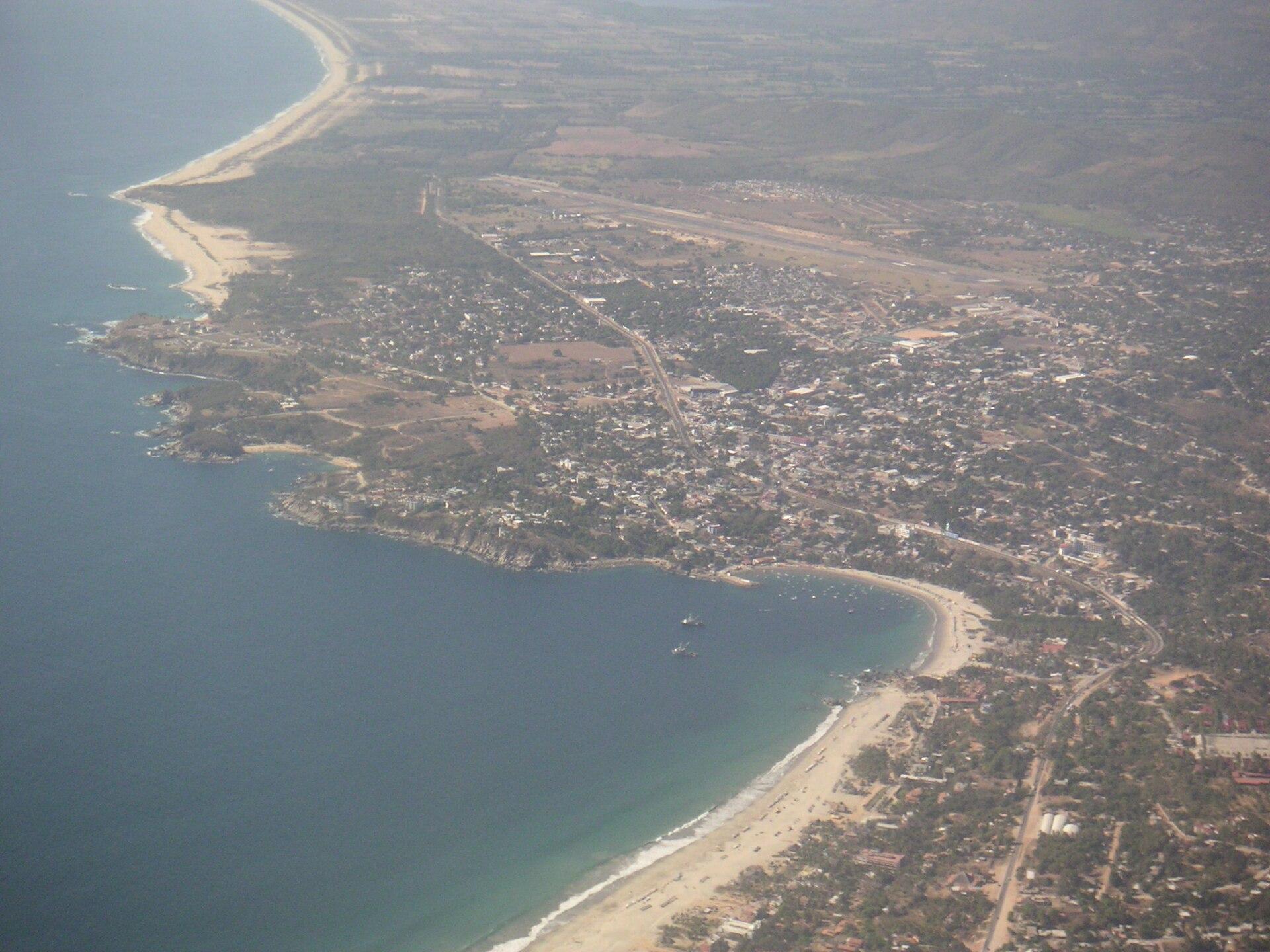 Vista aérea de la costa de Puerto Escondido y sus playas